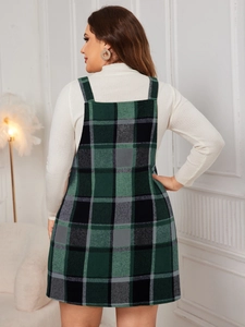 Détail du dos d'une robe à carreaux grande taille avec un pull à col roulé de couleur crème