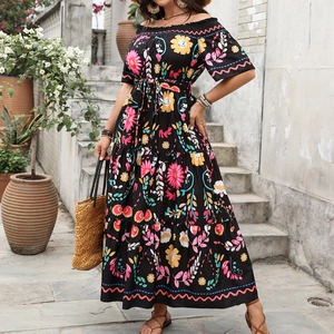 Détail de robe longue bohème avec encolure à épaules dénudées et imprimés floraux colorés