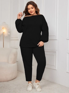 Vue détaillée de l'ensemble haut noir à épaules dénudées et pantalon slim grande taille