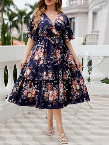 Détail de robe midi fleurie avec col en V, manches à volants et tissu en mousseline
