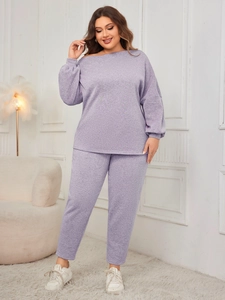 Détail d'un ensemble détente lilas grande taille en maille souple avec des manches lanternes