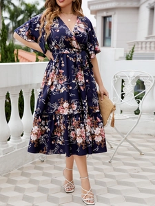 Détails d'une robe longue bleu marine à fleurs avec col en V élégant et ourlet à volants