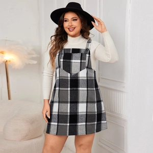 Détail d'une robe chasuble à carreaux noirs et blancs avec un pull à col roulé blanc