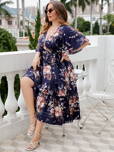 Détail de la robe portefeuille à fleurs bleu marine avec volants et ceinture nouée