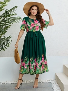 Détail d'une robe tropicale à fleurs avec ceinture nouée et motifs d'hibiscus