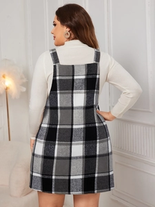 Vue arrière d'une robe à carreaux grande taille avec un pull à col roulé blanc