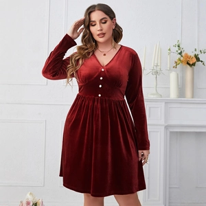Elegant deep red velvet dress with V-neckline and high waist for a slimming fit