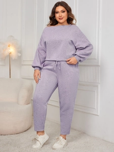 Détail de l'ensemble mauve à épaules dénudées montrant la maille et la taille à cordon