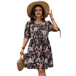 Abito estivo nero a fiori con maniche a gomito e scollatura con coulisse da vacanza