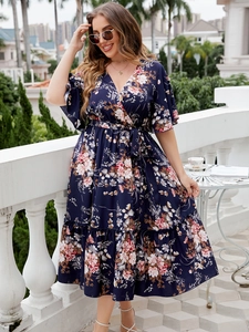 Détail du col en V et de l'imprimé floral sur la robe d'été bleu marine en grande taille