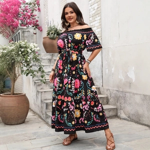 Robe longue fleurie à épaules dénudées avec imprimé floral rose et jupe à plusieurs niveaux