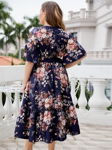 Vue détaillée d'une robe longue fleurie bleu marine avec volants et taille ajustée