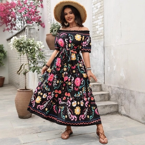 Robe longue bohème à fleurs épaules dénudées avec jupe à volants et ceinture rose et noir