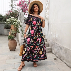 Robe longue bohème à épaules dénudées avec imprimé floral coloré et jupe à volants