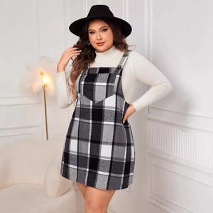 Robe chasuble à carreaux grande taille avec pull à col roulé blanc et motif à carreaux