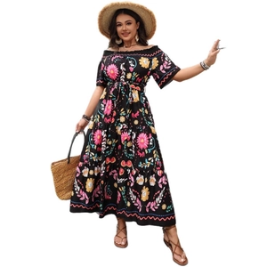 Robe longue fleurie à épaules dénudées avec jupe à volants pour un look de vacances