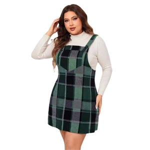 Ensemble grande taille femme avec robe à carreaux verts et haut à col roulé blanc chic