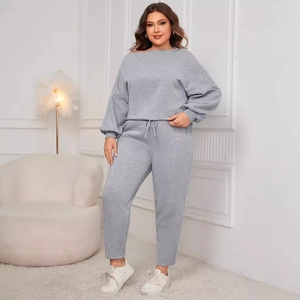 Ensemble détente femme gris clair avec haut à épaules dénudées et pantalon à cordon