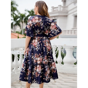 Robe d'été mi-longue élégante bleu marine avec imprimé floral, manches volantées et ceinture