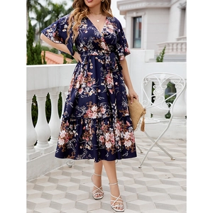 Robe fleurie bleu marine avec col en V, manches volantées et cordon à la taille