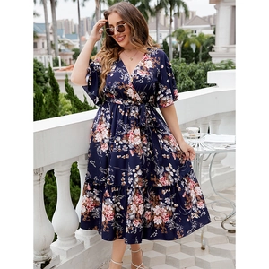 Robe longue bleu marine à col en V, imprimé fleuri, manches volantées et ceinture nouée