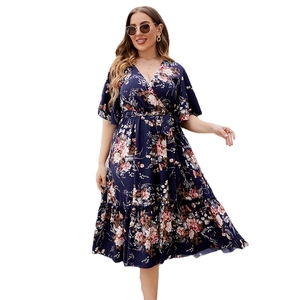 Robe cache-cœur grande taille bleu marine à fleurs avec col en V et ourlet à volants