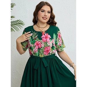 Robe verte à manches courtes avec imprimé floral tropical et ceinture à la taille