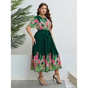 Robe tropicale vert foncé avec imprimé hibiscus et ceinture pour un look d'été élégant