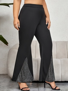 Detailansicht der High-Waist-Schlaghose mit stylischem silbernen Paillettenschlitz
