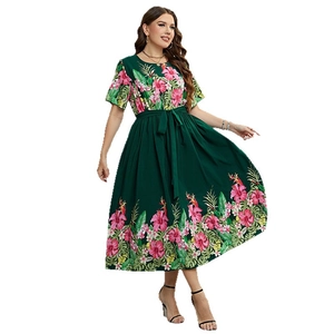 Robe d'été longue verte à fleurs d'hibiscus avec cordon de serrage réglable à la taille