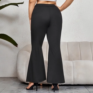 Schwarze Schlaghose für Damen mit hoher Taille in moderner Inneneinrichtung von hinten