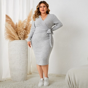 Robe en Maille Côtelée à Col en V pour Femmes Grandes Tailles Élégante Robe Pull Grise à Manches Longues et Coupe Slim