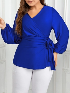 Détail du haut cache-coeur bleu roi avec un élégant nœud latéral et un décolleté en V