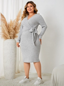 Détail de la robe en maille grise avec col en V croisé et ceinture nouée à la taille