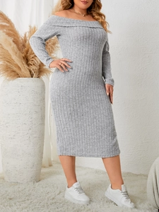 Détail de la robe midi grise en maille côtelée avec col bardot et fente latérale