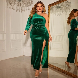 Robe de soirée élégante en velours vert émeraude grande taille à épaule dénudée et fente
