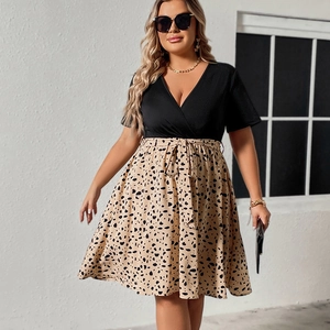 Detail of plus size V-neck short sleeve dress with leopard print skirt and waist tie