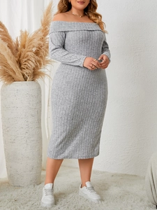 Détail d'une robe grise en maille côtelée avec encolure bardot et texture douce