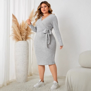 Robe longue en maille grise avec col en V, manches longues et ceinture à nouer