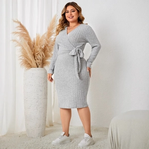 Robe longue en maille grise pour femme avec col en V croisé et ceinture à nouer