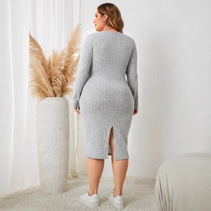 Robe mi-longue élégante en maille côtelée grise, coupe ajustée avec col V et fente dos