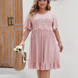 Détails de la robe bohème grande taille rose avec dentelle crochetée et longues franges