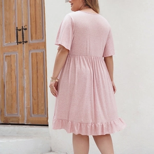 Vue arrière d'une robe bohème rose courte avec ourlet à volants et maille douce
