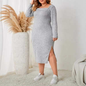 Robe midi grise en maille côtelée grande taille avec encolure carrée et fente latérale
