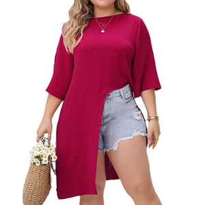 Haut grande taille bordeaux pour femme avec coupe irrégulière et fente latérale longue