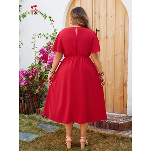 Abito rosso in chiffon a maniche corte con vita alta e gonna a trapezio all'aperto