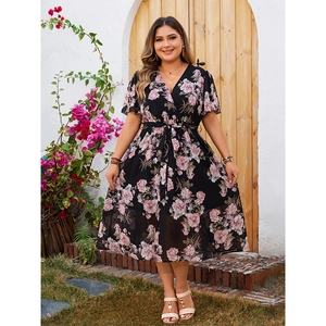 Robe longue fleurie d'été à col en V avec manches à volants et ceinture à la taille