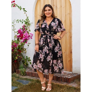 Robe midi grande taille à fleurs avec col en V, manches volantées et ceinture à nouer