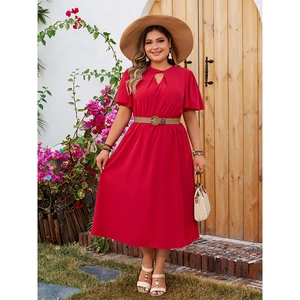Dettaglio dell'abito midi in chiffon rosso taglie forti con vita elasticizzata e scollo