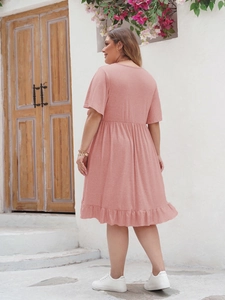 Détail de la robe bohème vieux rose grande taille avec ourlet à volants et tissu fluide